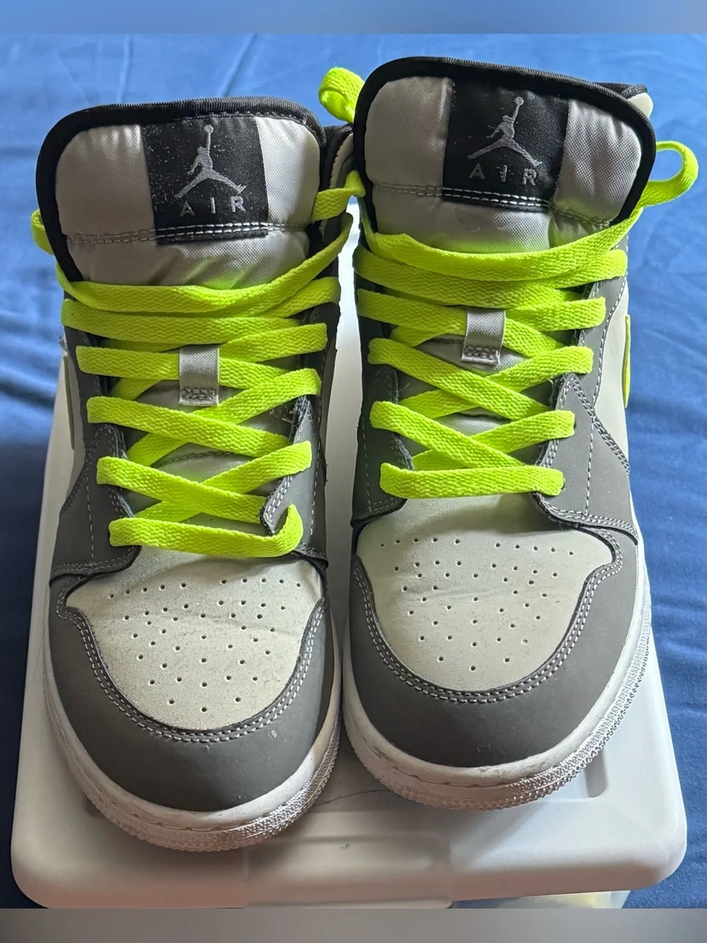 Jordan 1 Mid Gunsmoke Volt size 6 ½ Y